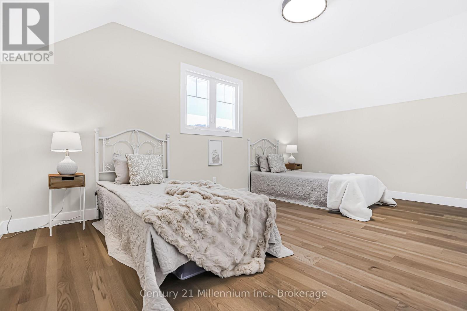 3 GRENVILLE STREET N - 33