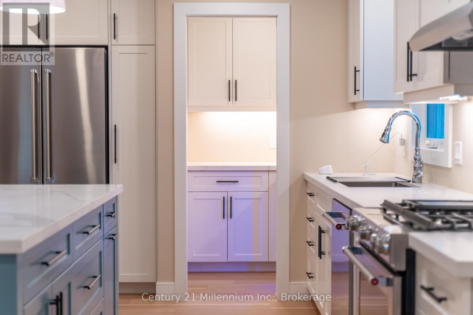11 GRENVILLE STREET N - 10