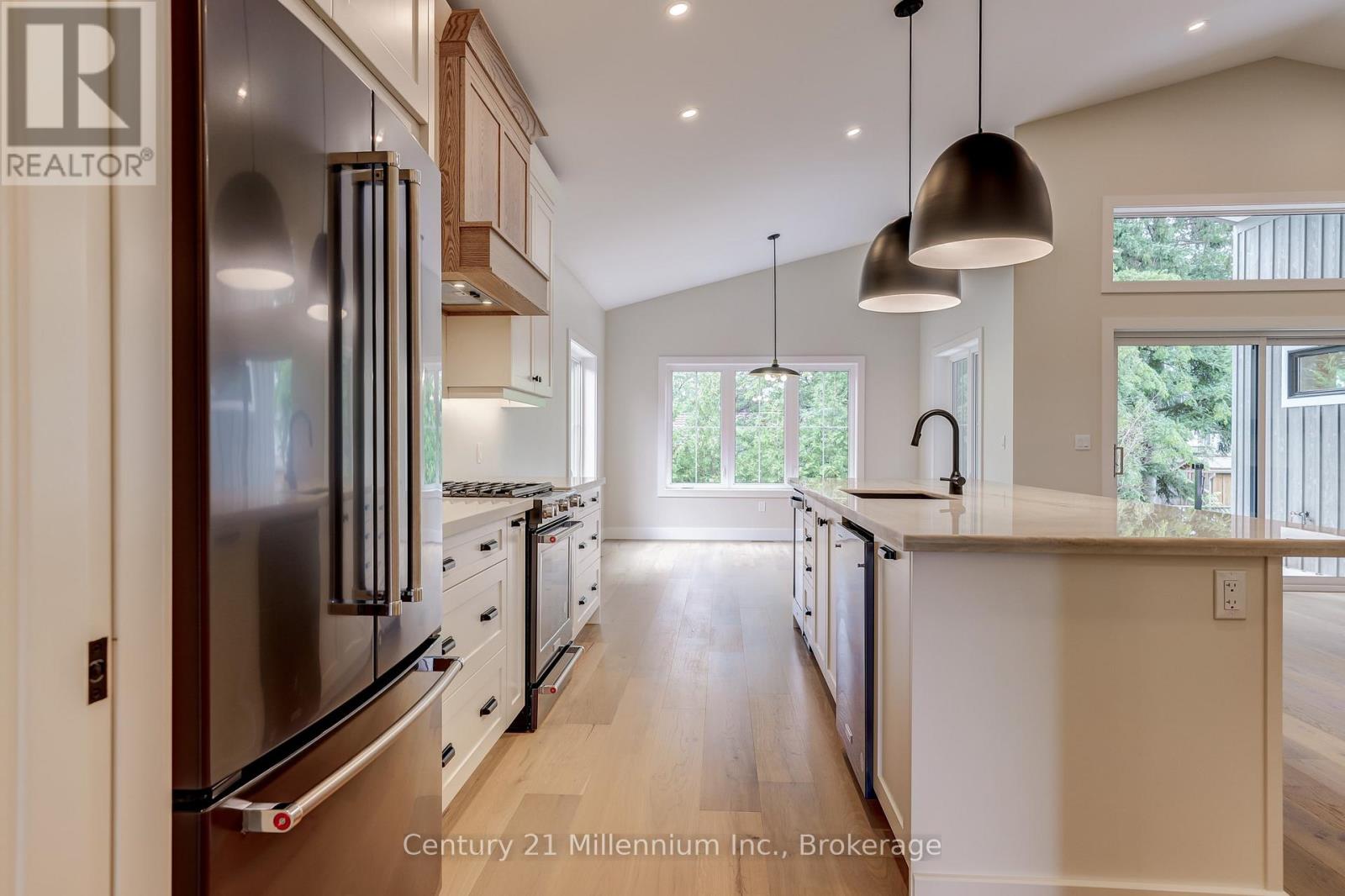 15 GRENVILLE STREET N - 21