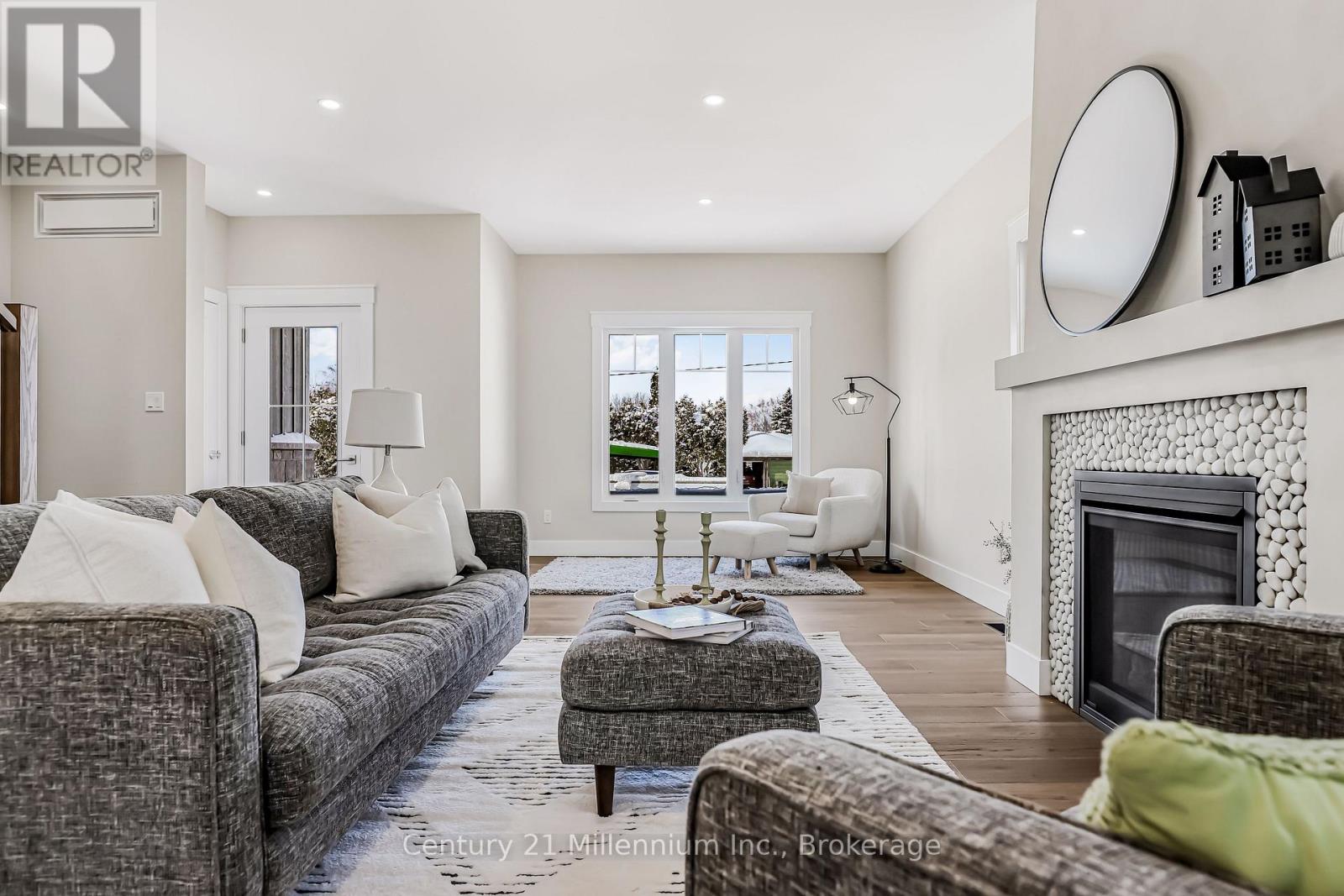 3 GRENVILLE STREET N - 7