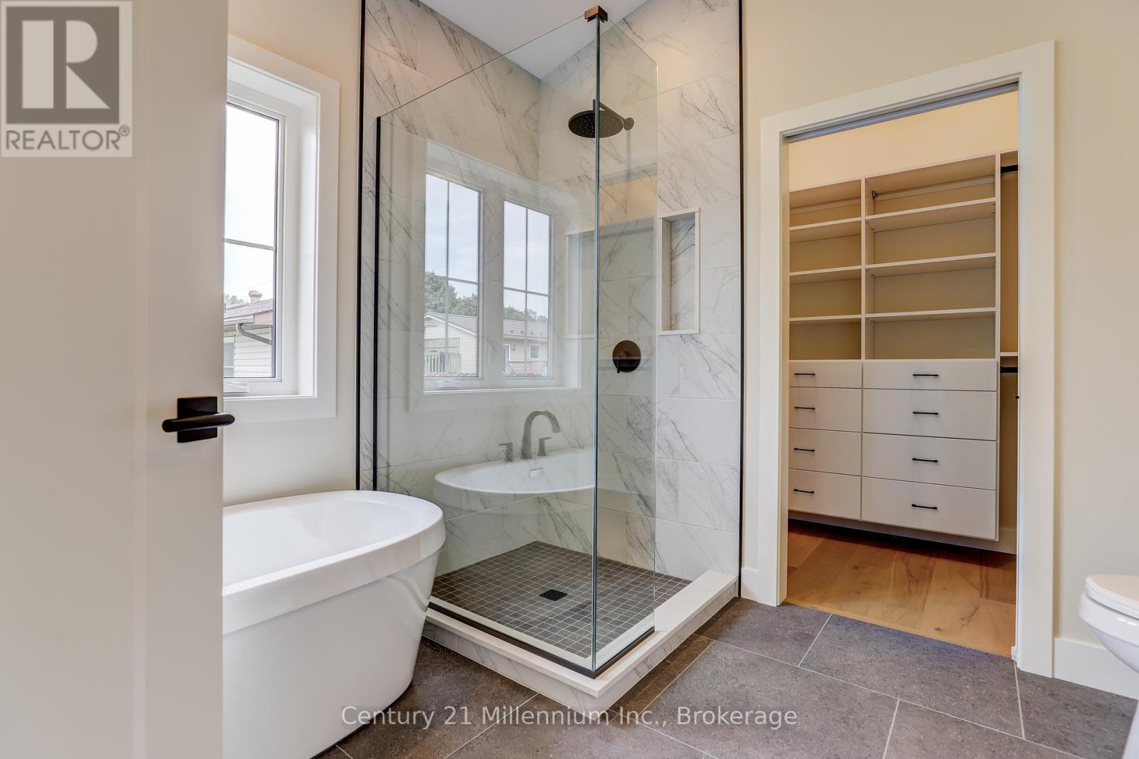 15 GRENVILLE STREET N - 35