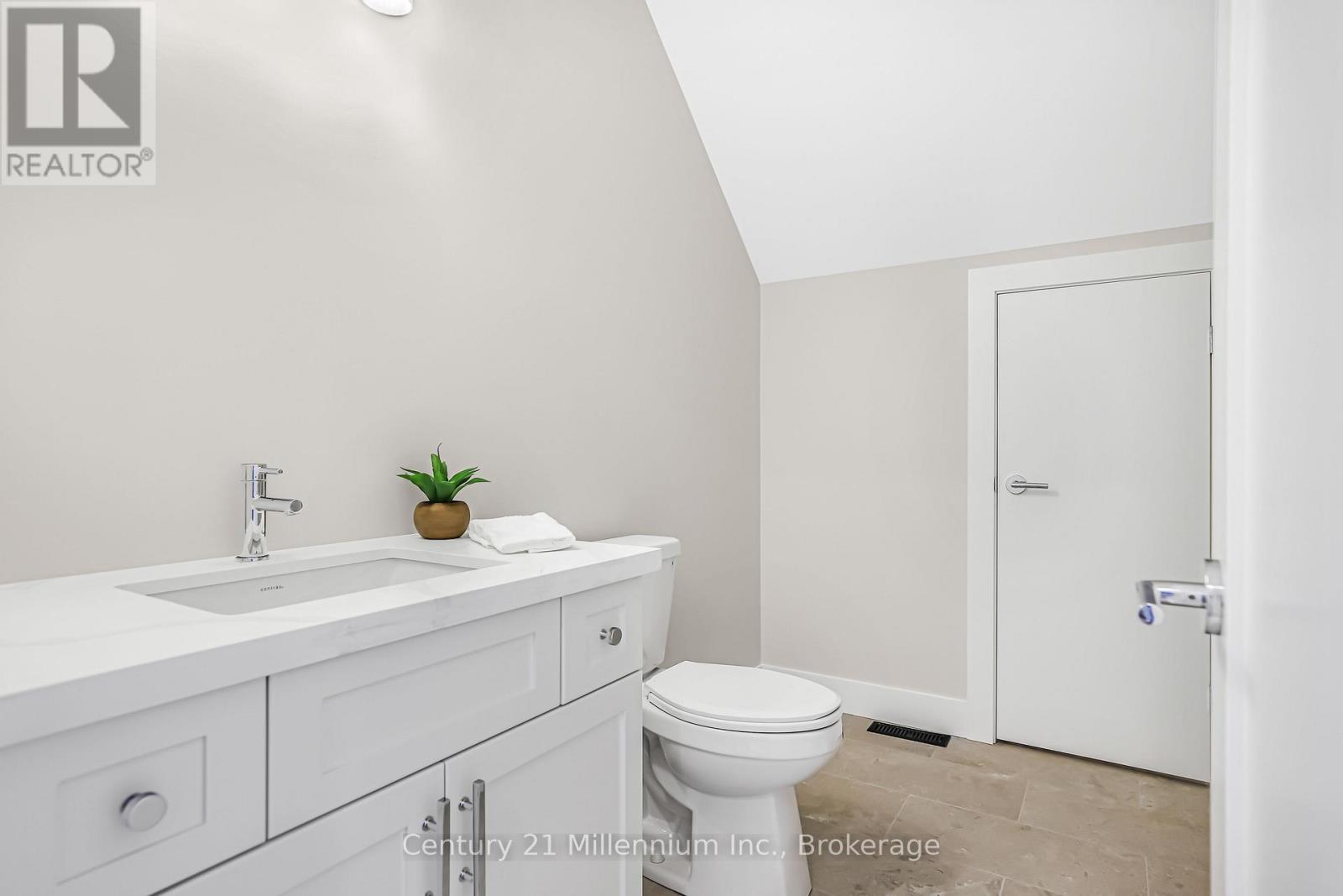 3 GRENVILLE STREET N - 44