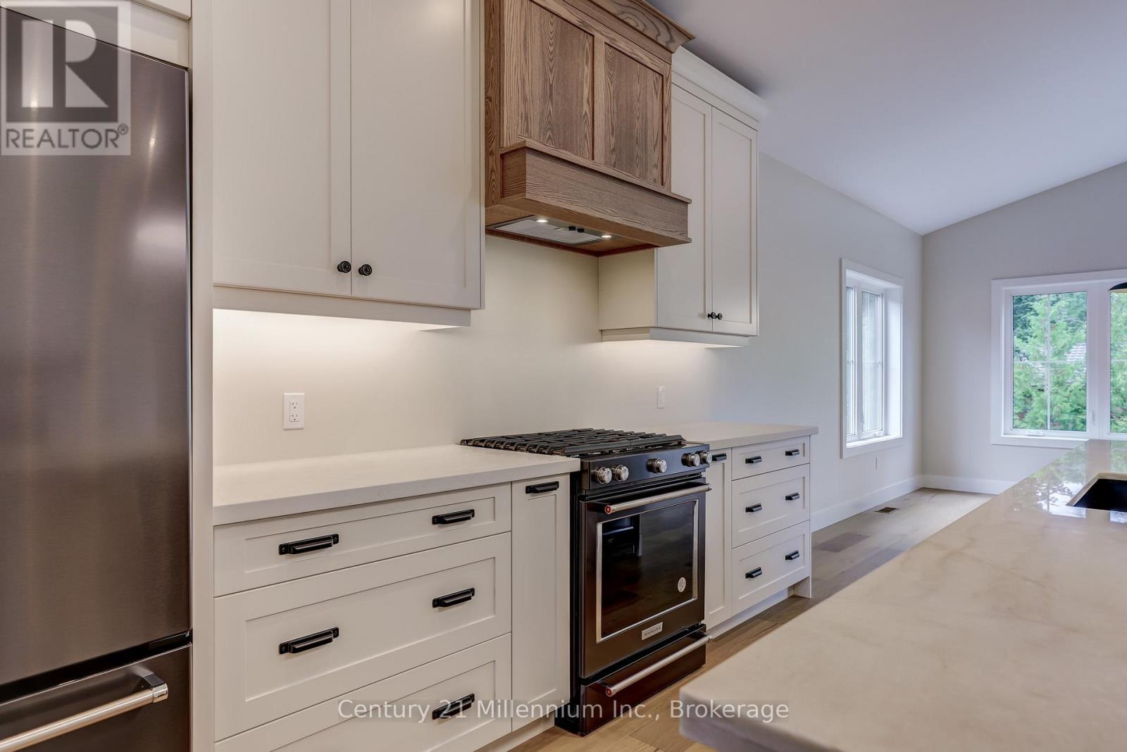 15 GRENVILLE STREET N - 22