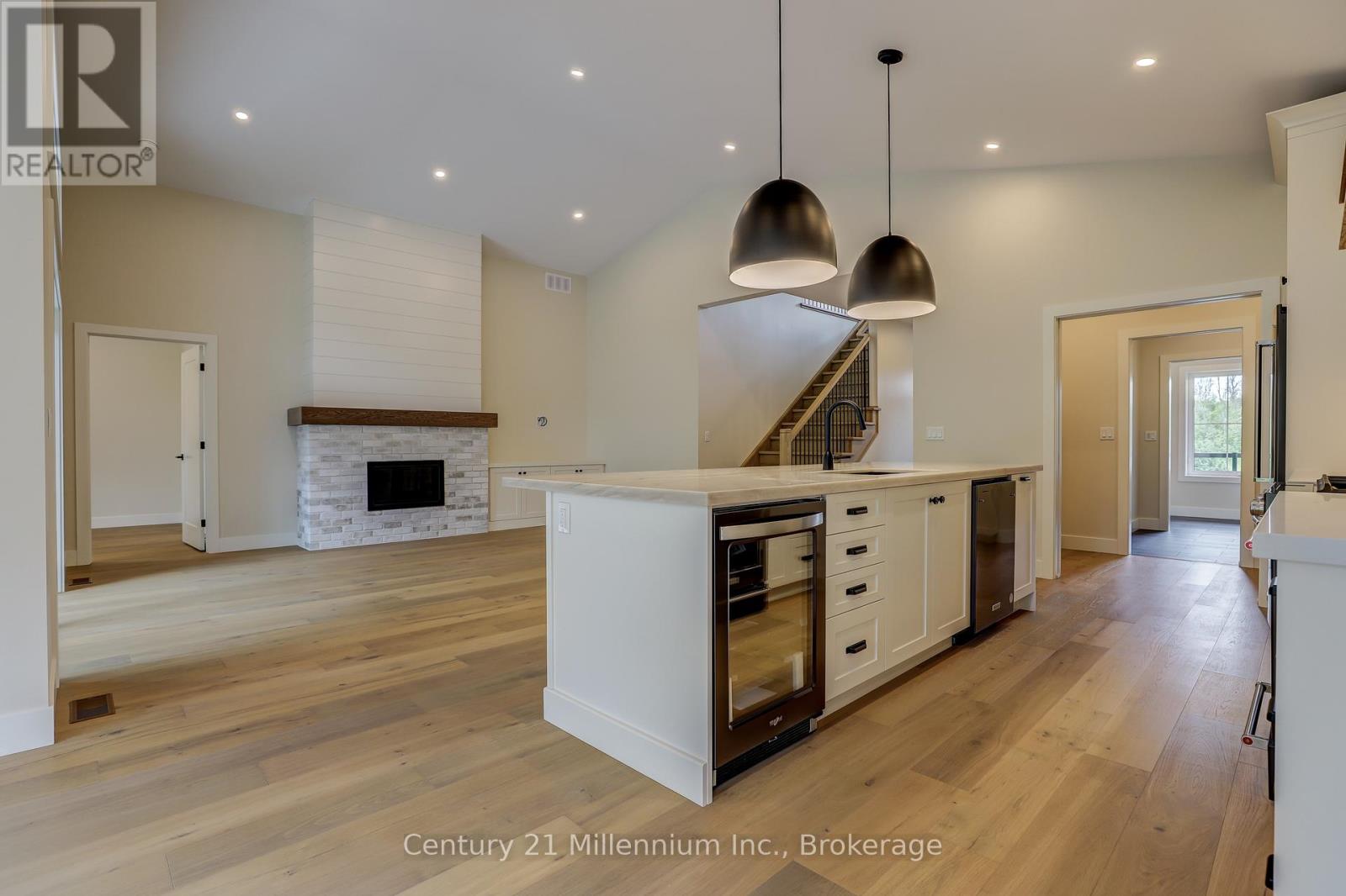 15 GRENVILLE STREET N - 18