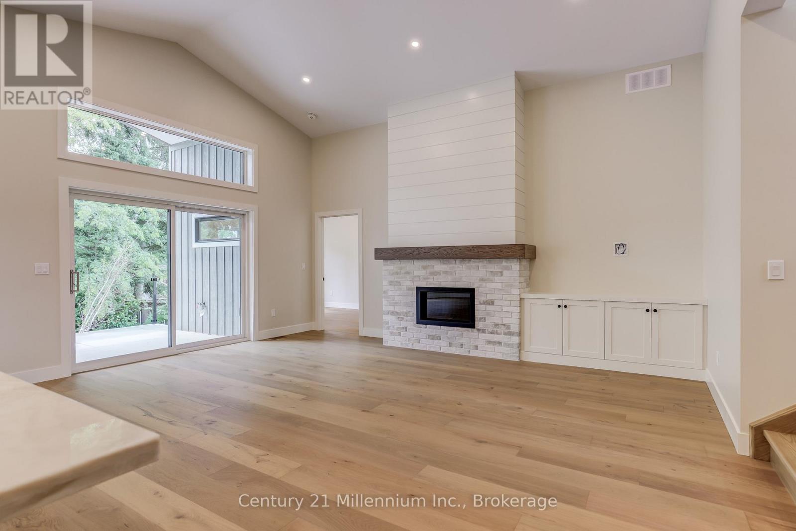 15 GRENVILLE STREET N - 14