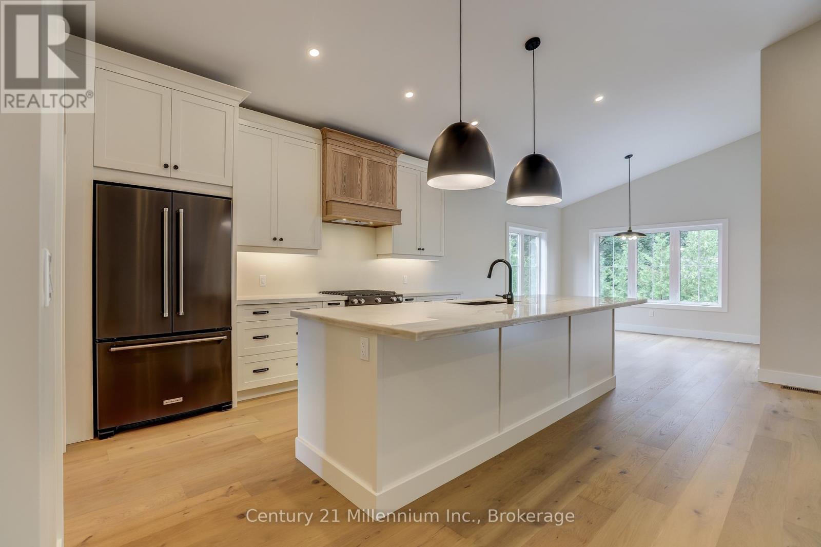15 GRENVILLE STREET N - 15