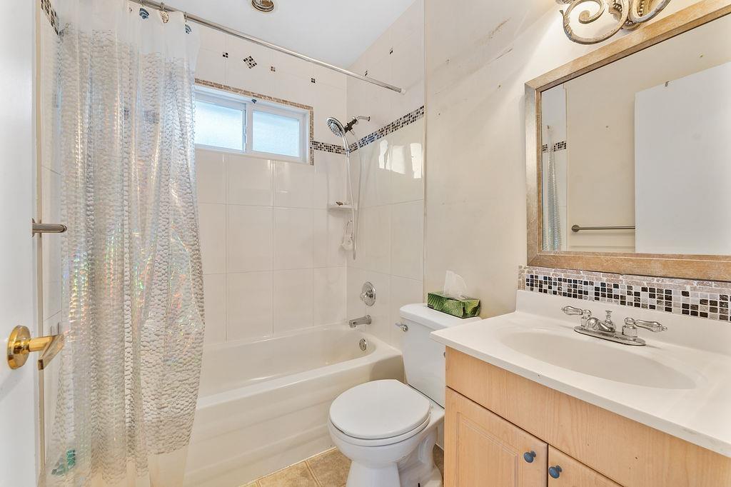 3 Bed, 2 Bath House for Sale in Surrey – 11458 139 STREET, Surrey - Image 17