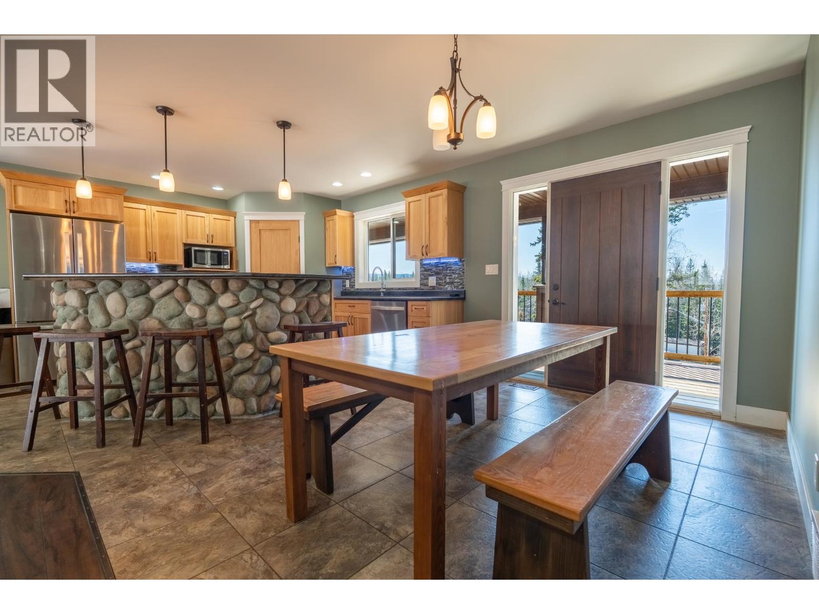 Photo 12 of 40 — 2077 SOMMERVILLE ROAD · Prince George, BC