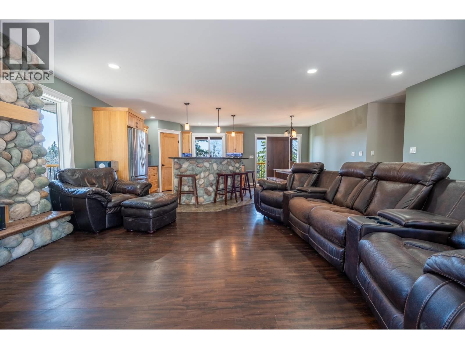 Photo 11 of 40 — 2077 SOMMERVILLE ROAD · Prince George, BC