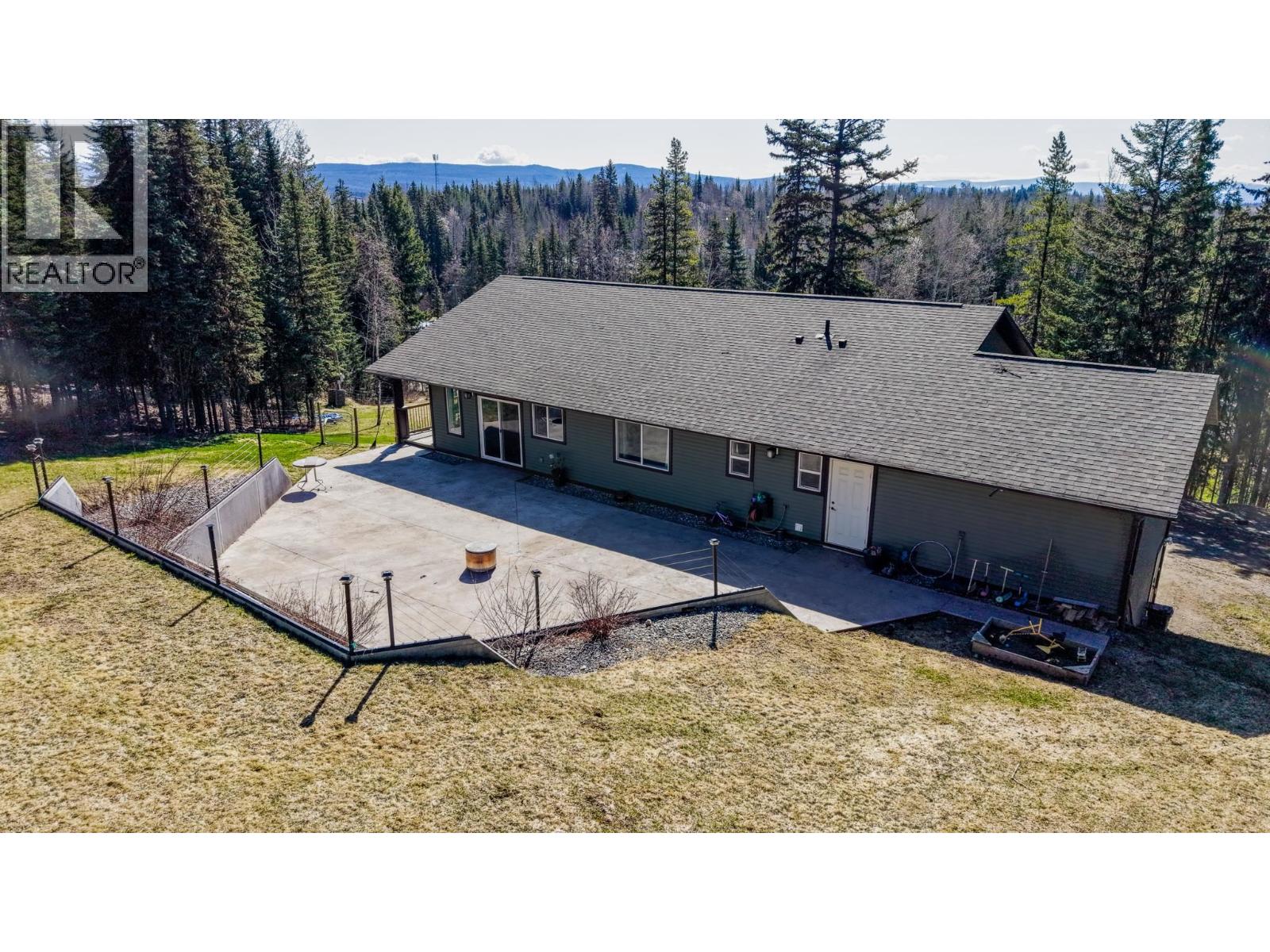 Photo 10 of 40 — 2077 SOMMERVILLE ROAD · Prince George, BC