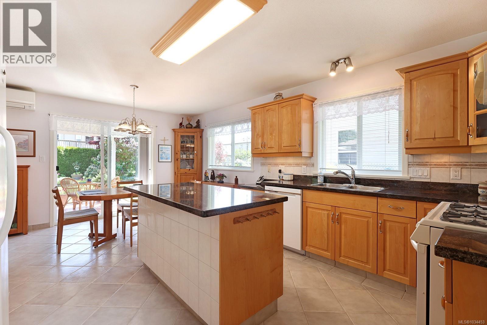 924 Malahat Dr - 11