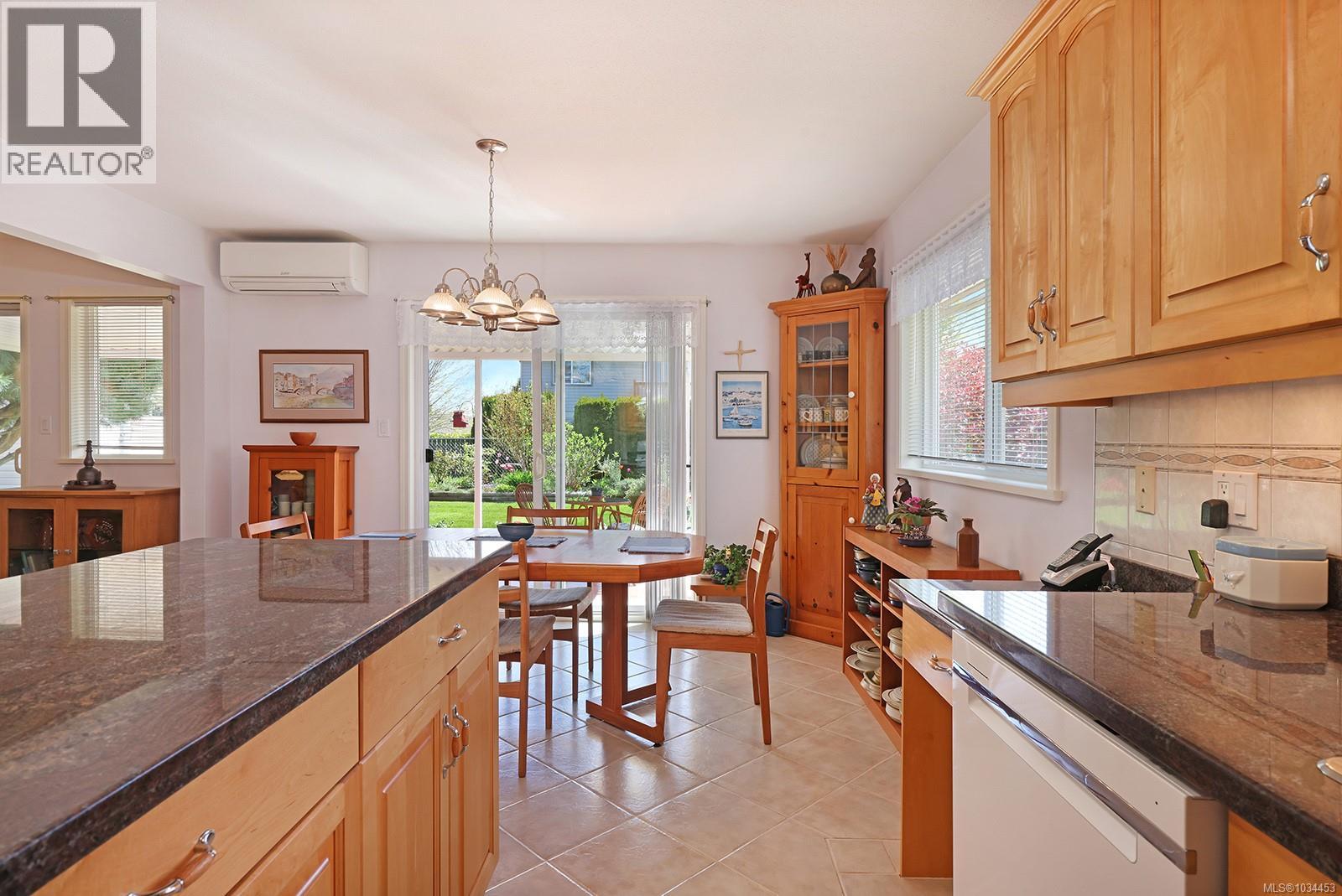924 Malahat Dr - 12