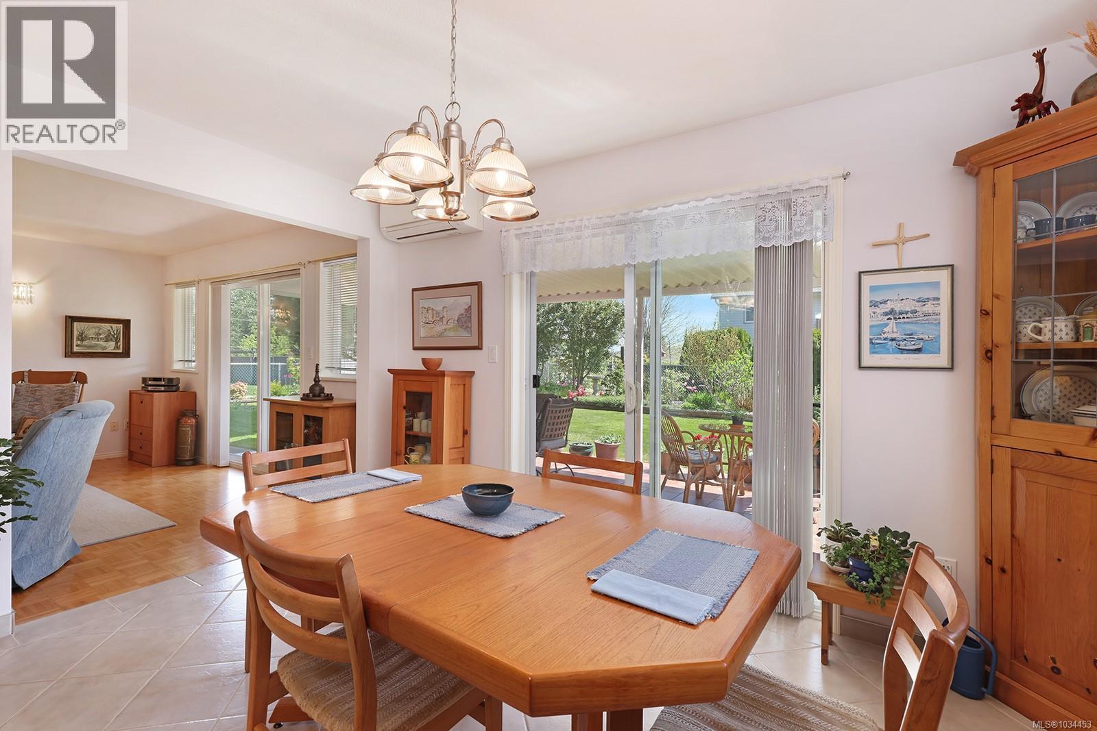924 Malahat Dr - 13