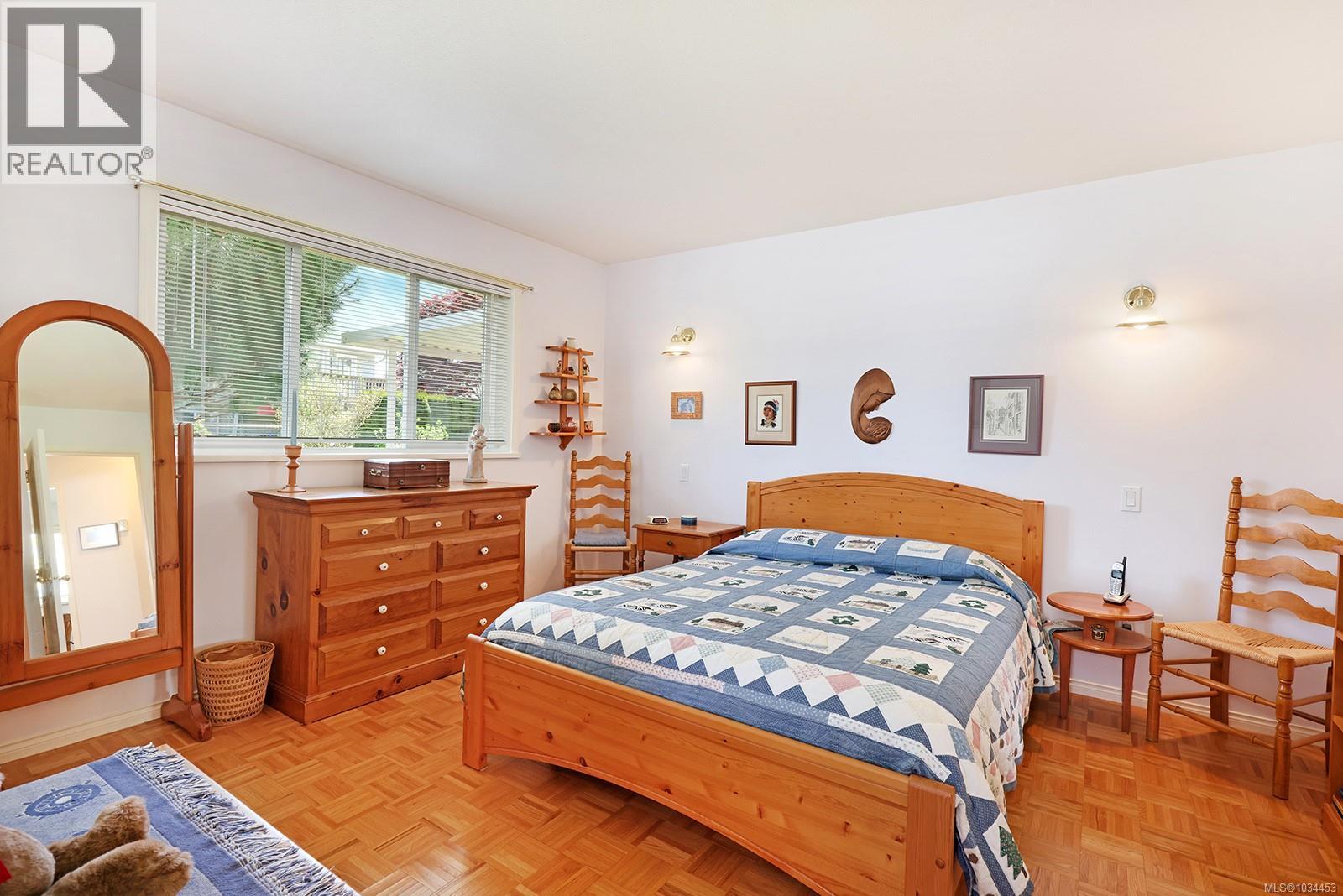 924 Malahat Dr - 14
