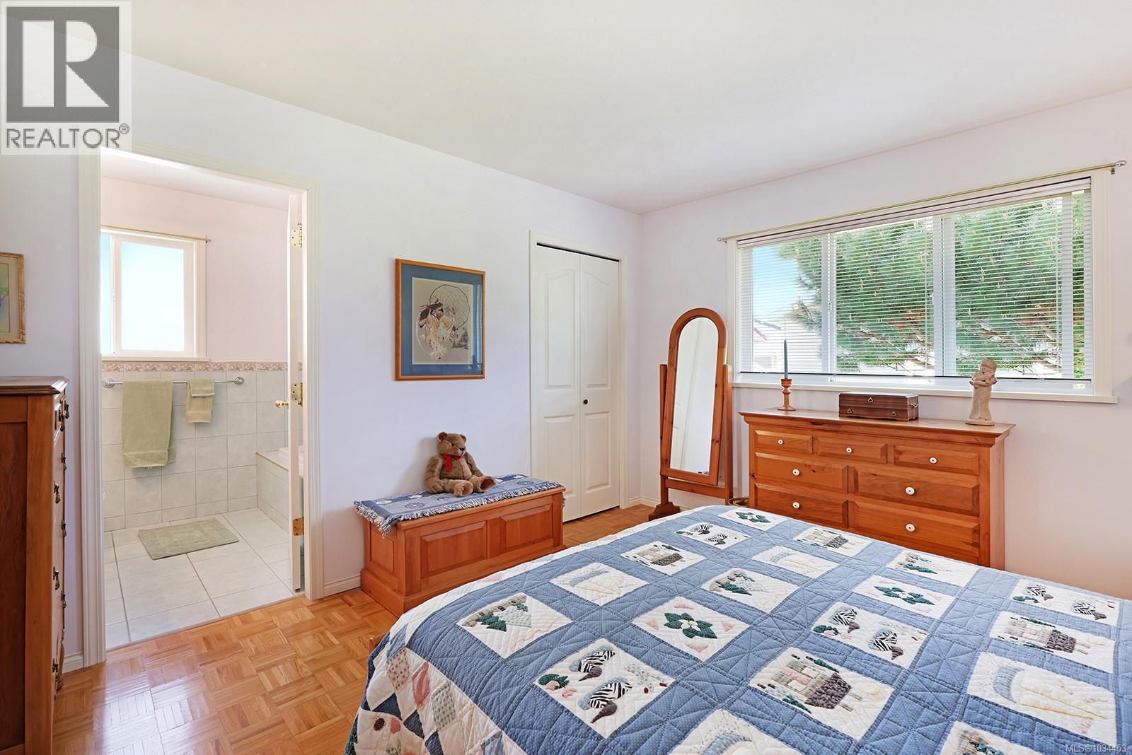 924 Malahat Dr - 15
