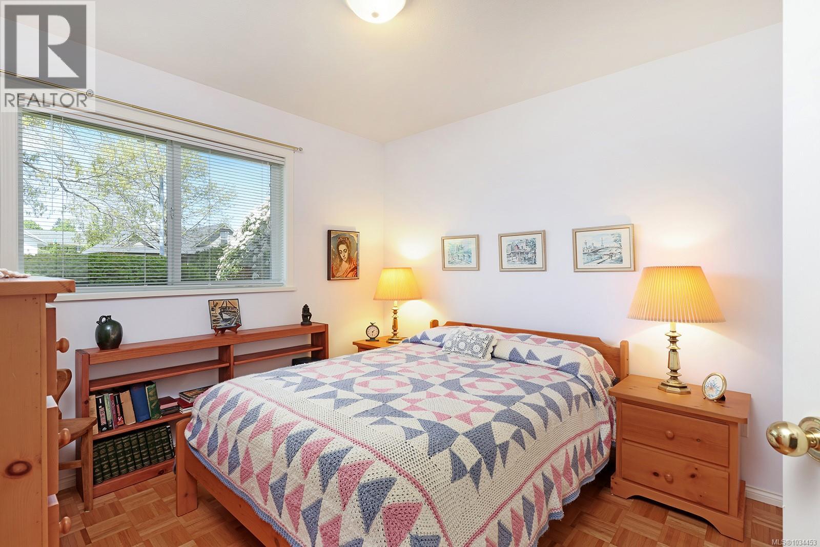 924 Malahat Dr - 17