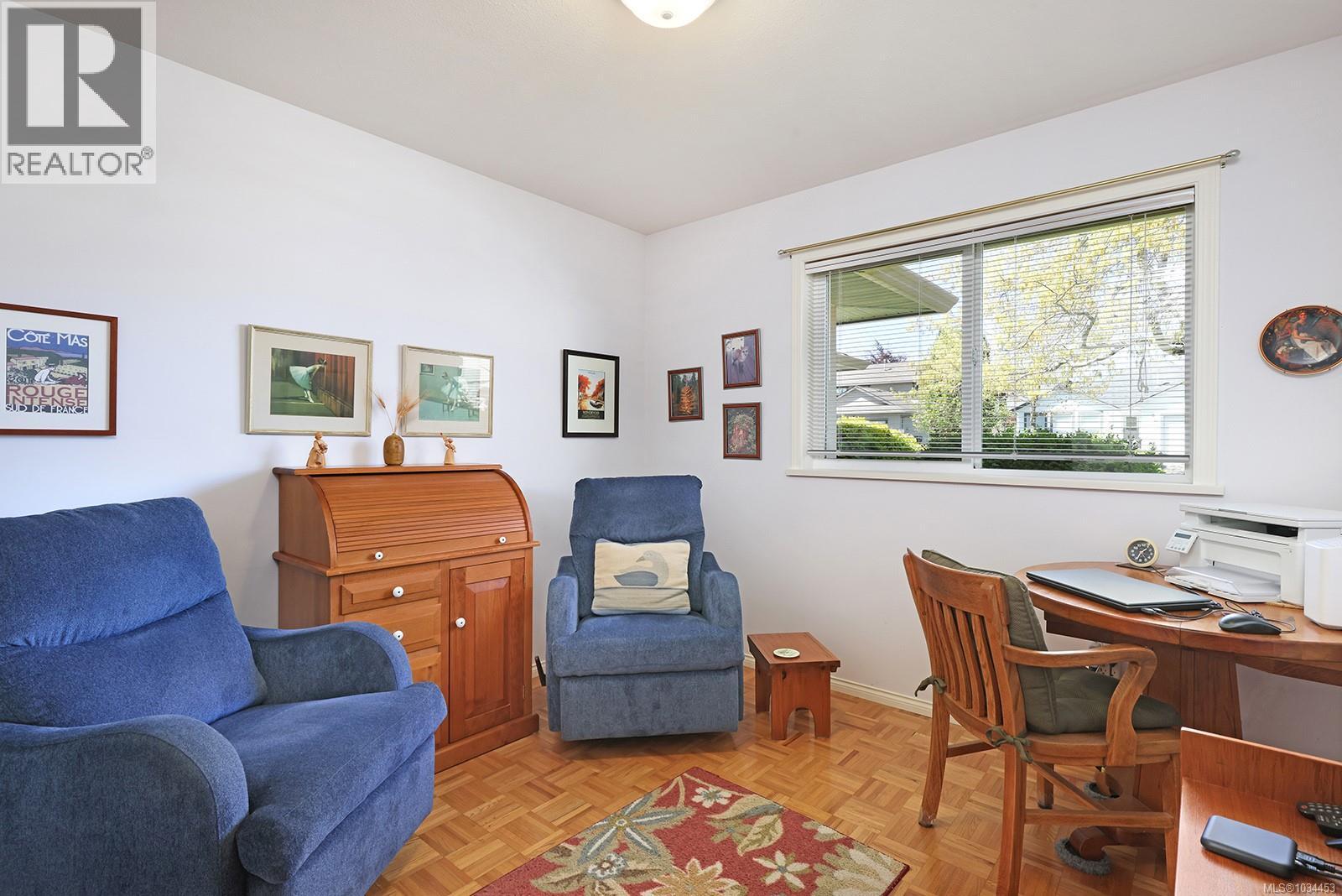 924 Malahat Dr - 18