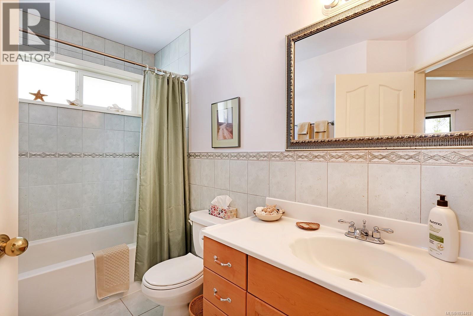 924 Malahat Dr - 19
