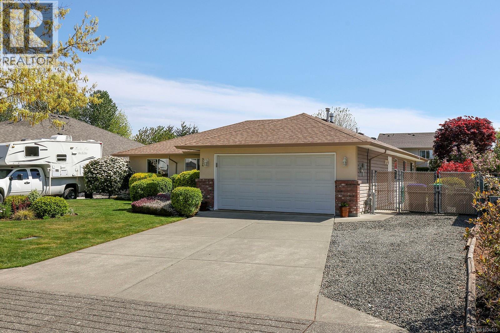 924 Malahat Dr - Image 2