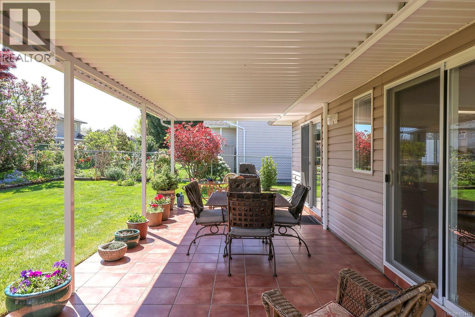 924 Malahat Dr - 24
