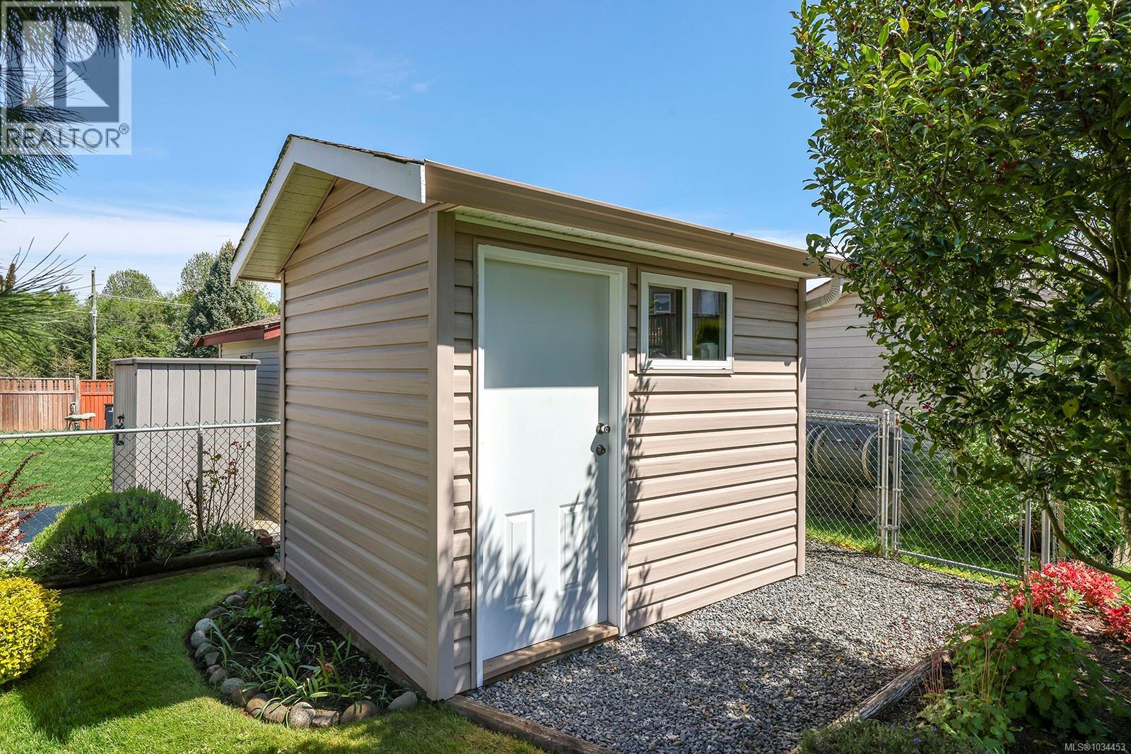 924 Malahat Dr - 27