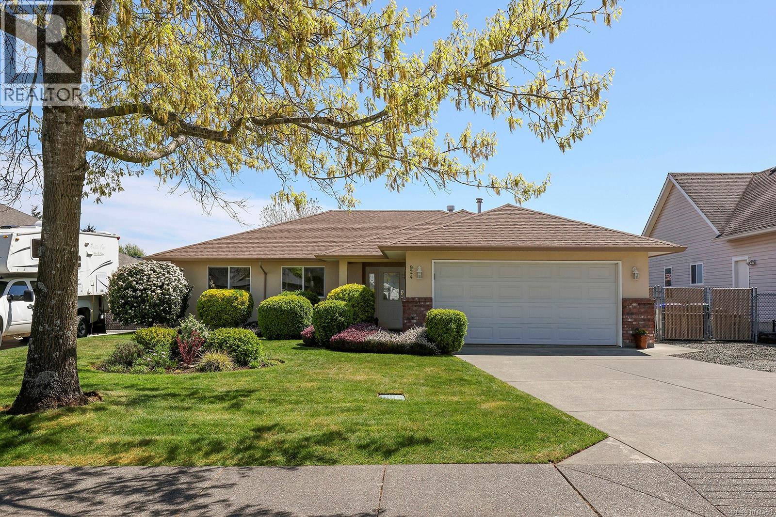 924 Malahat Dr - Image 3
