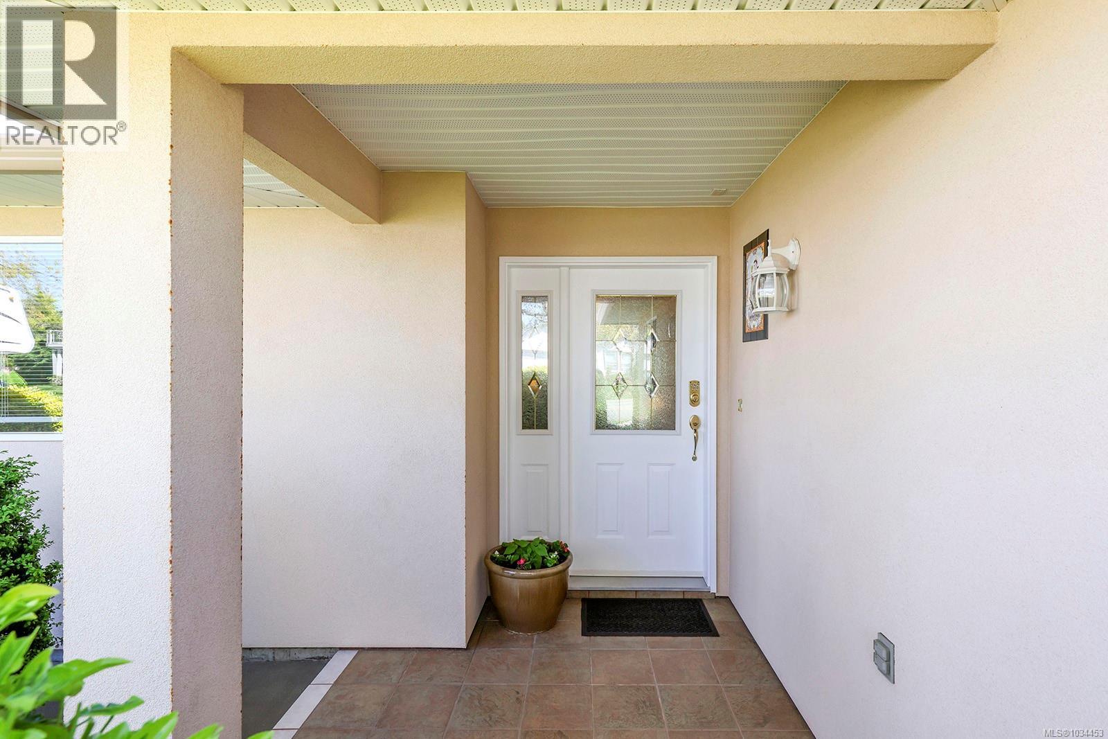 924 Malahat Dr - 4