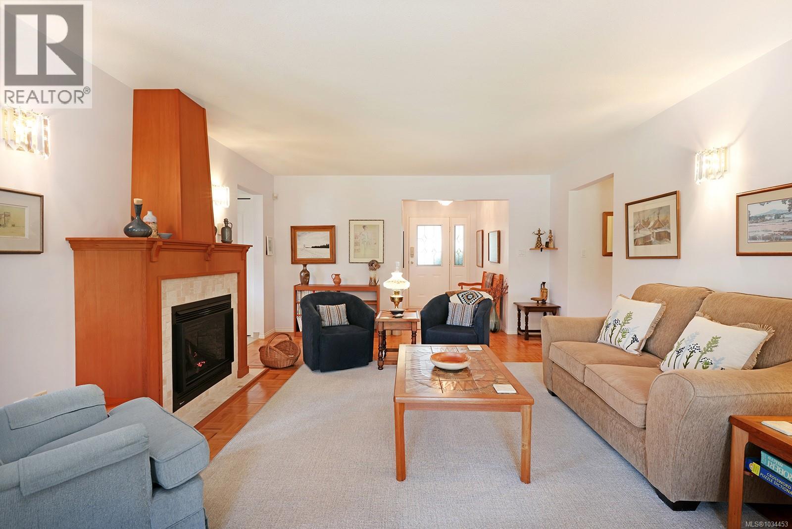 924 Malahat Dr - 8