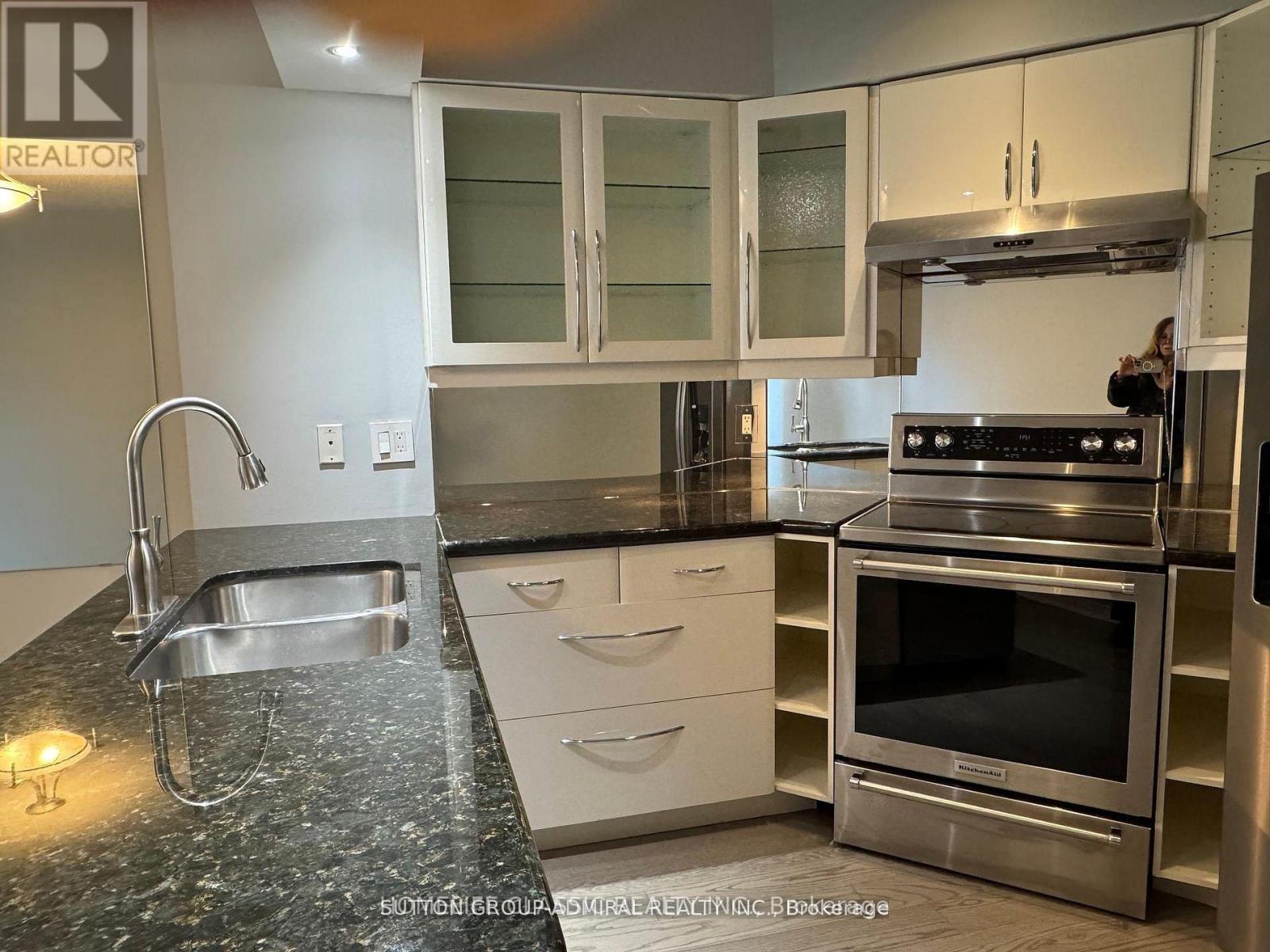 #905 909 BAY STREET - 3