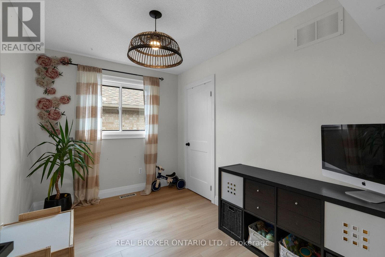 32 BLACK WILLOW DRIVE - 24