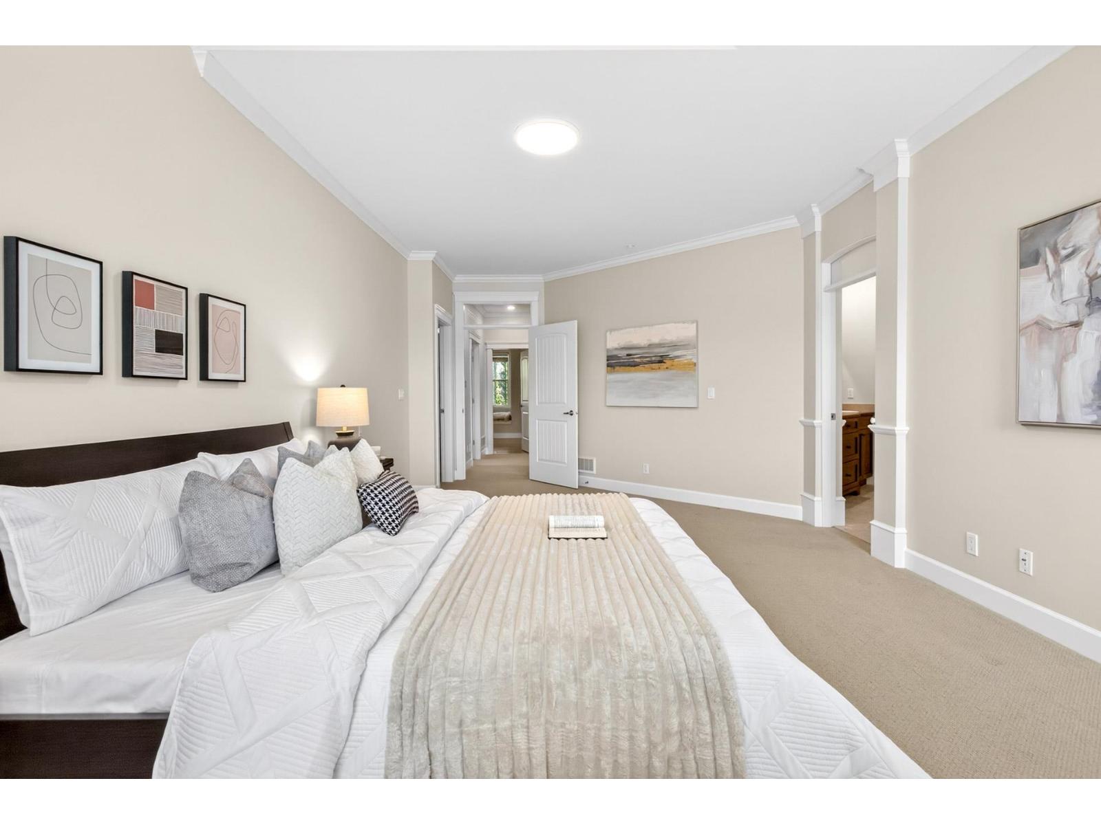 House in Surrey - Image 11
