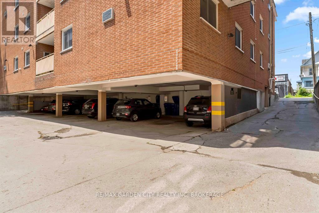 #202 4692 CRYSLER AVENUE - 26