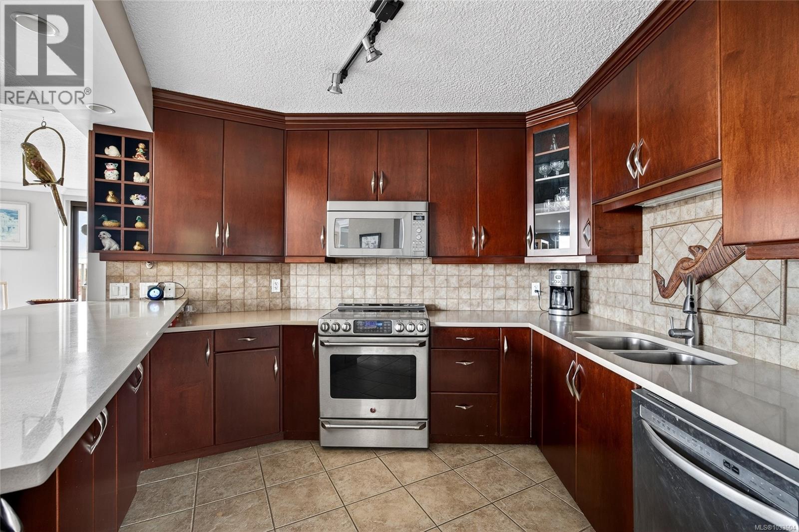 #504 225 Belleville St - 23