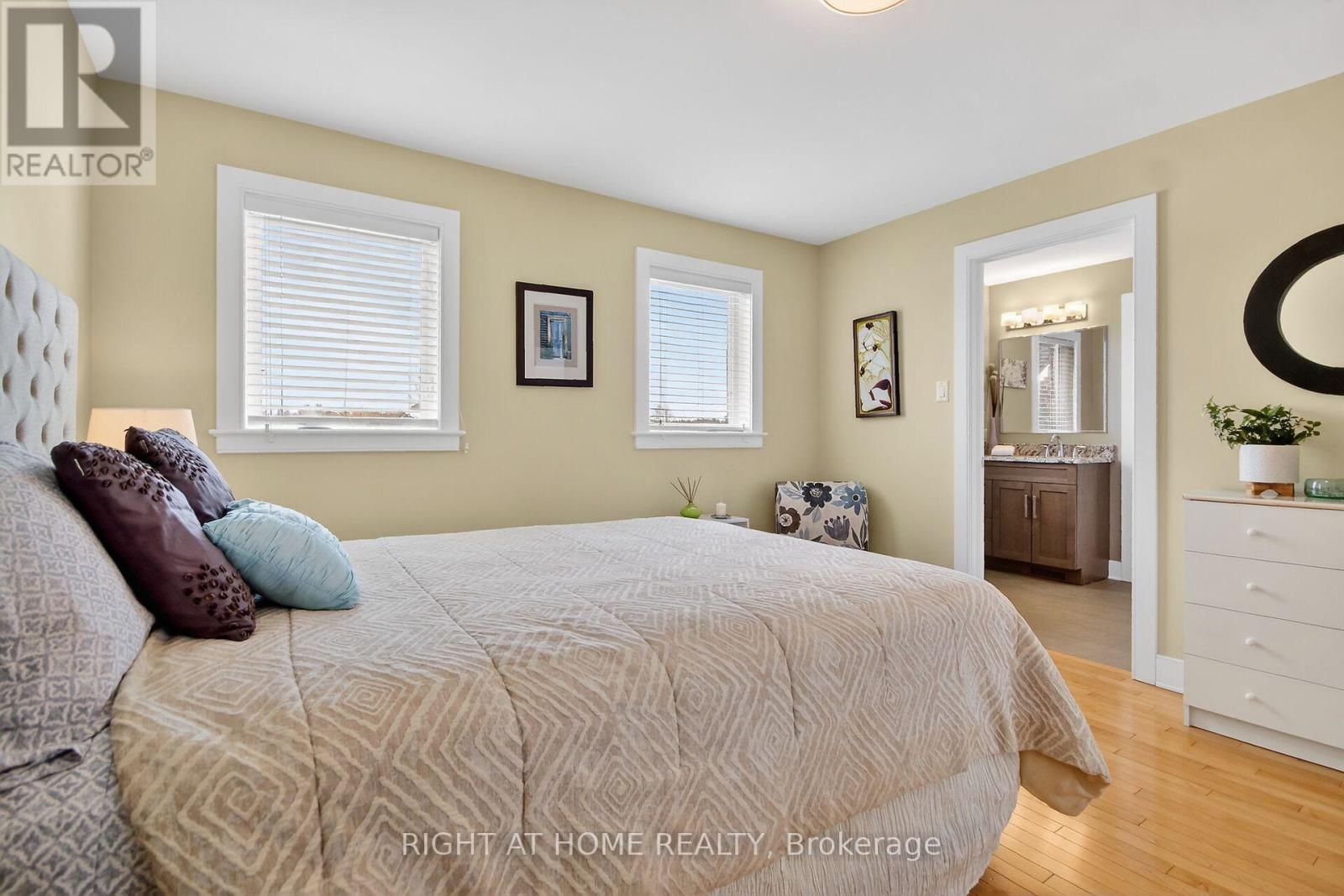 105 RAVENVIEW WAY - 32