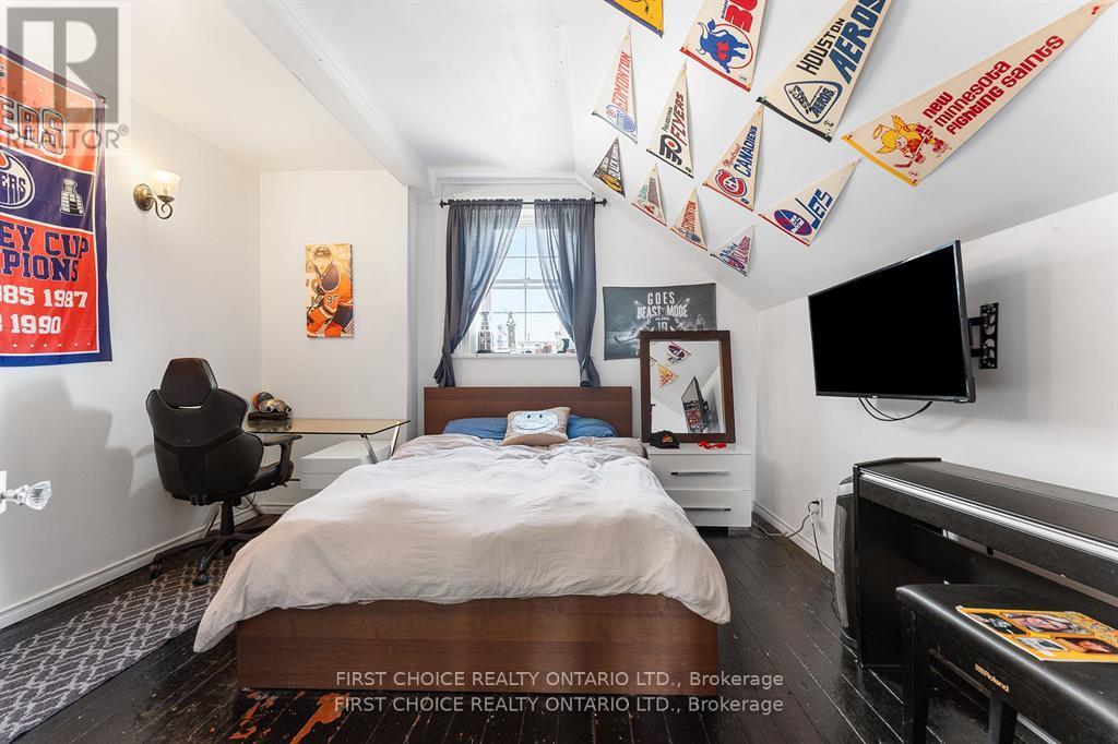8 CAMPBELL REID COURT - 14