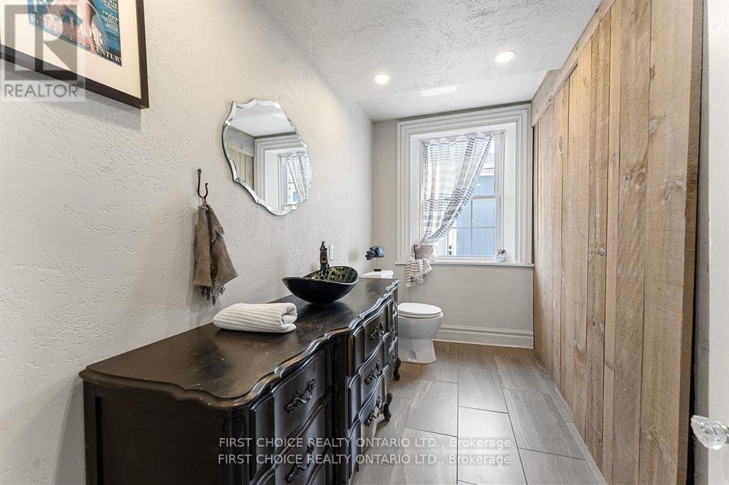 8 CAMPBELL REID COURT - 16
