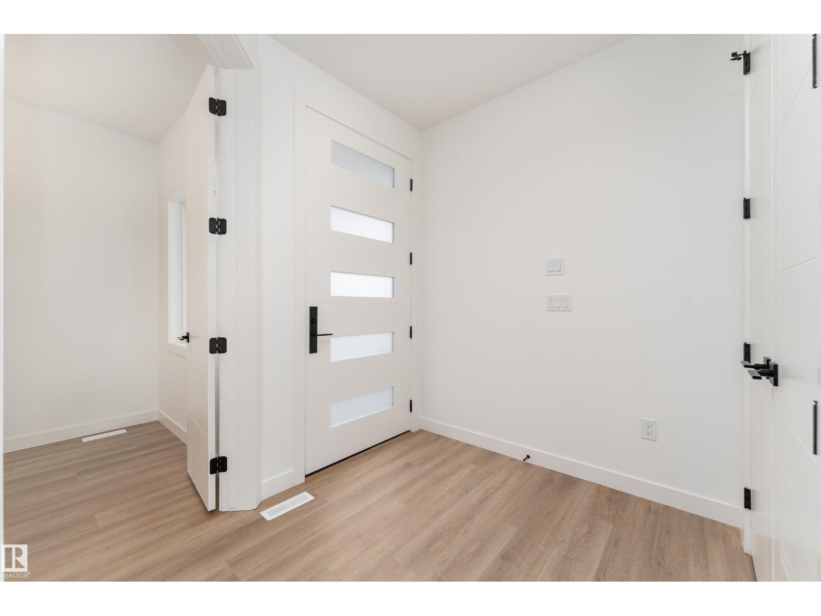 3833 52 ST - 17