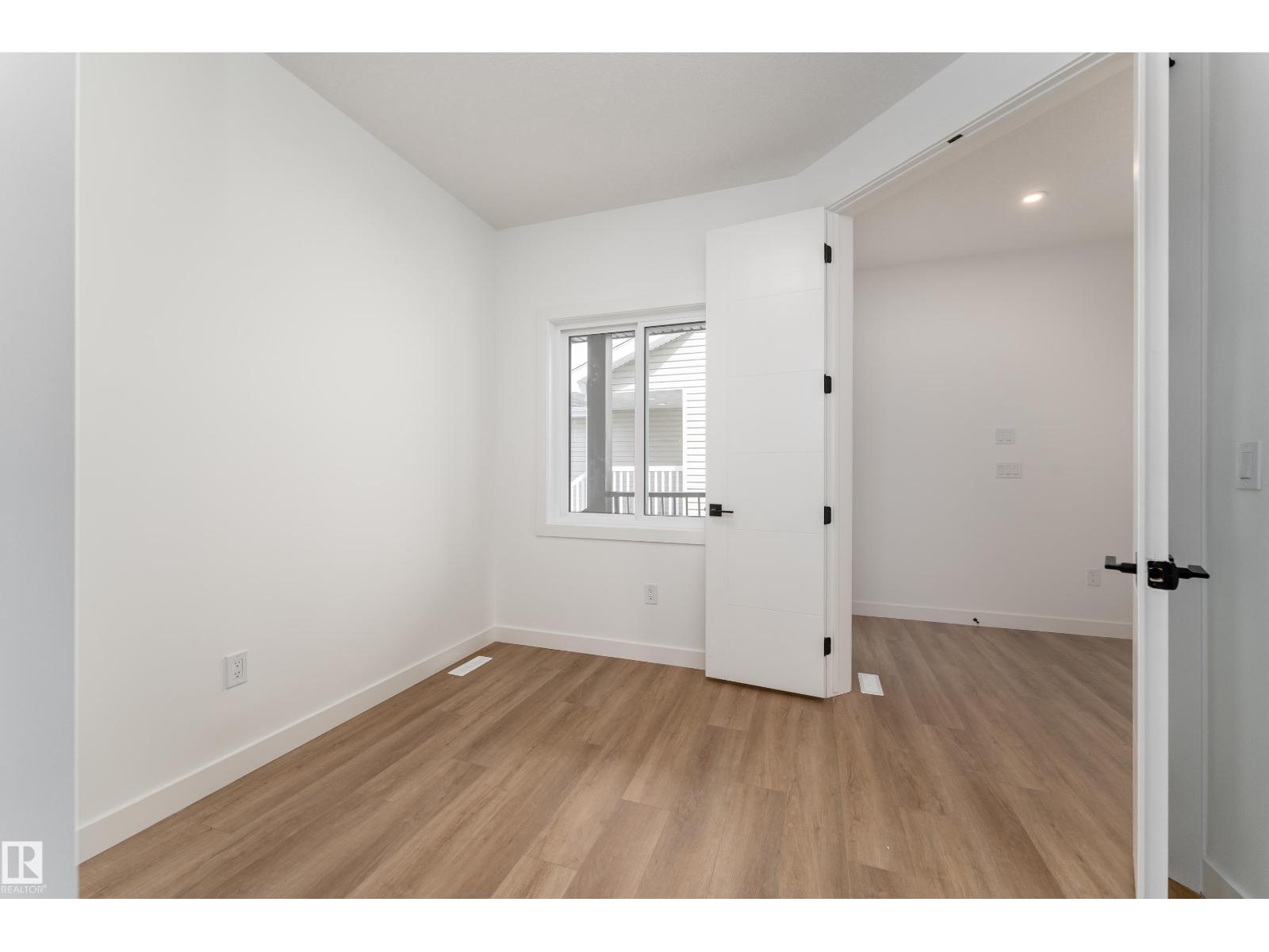 3833 52 ST - 18