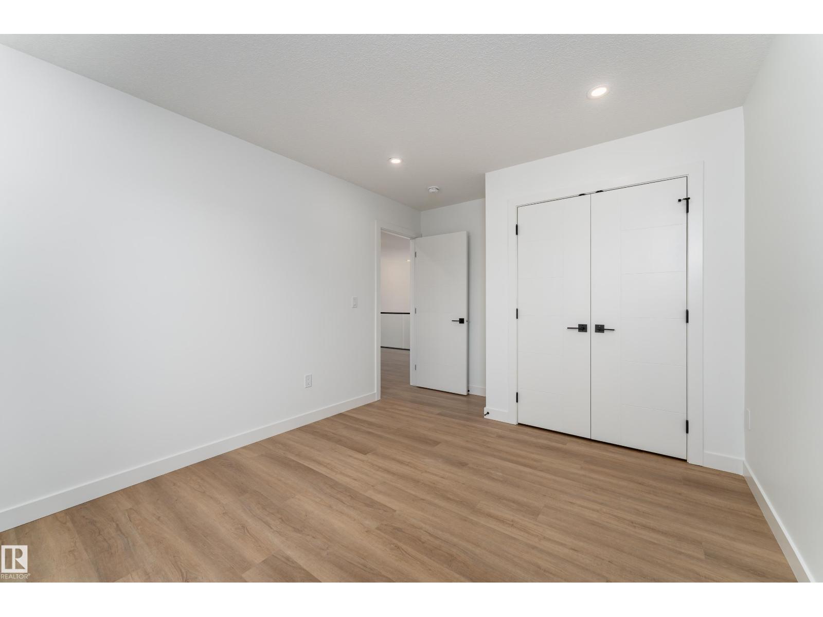 3833 52 ST - 35