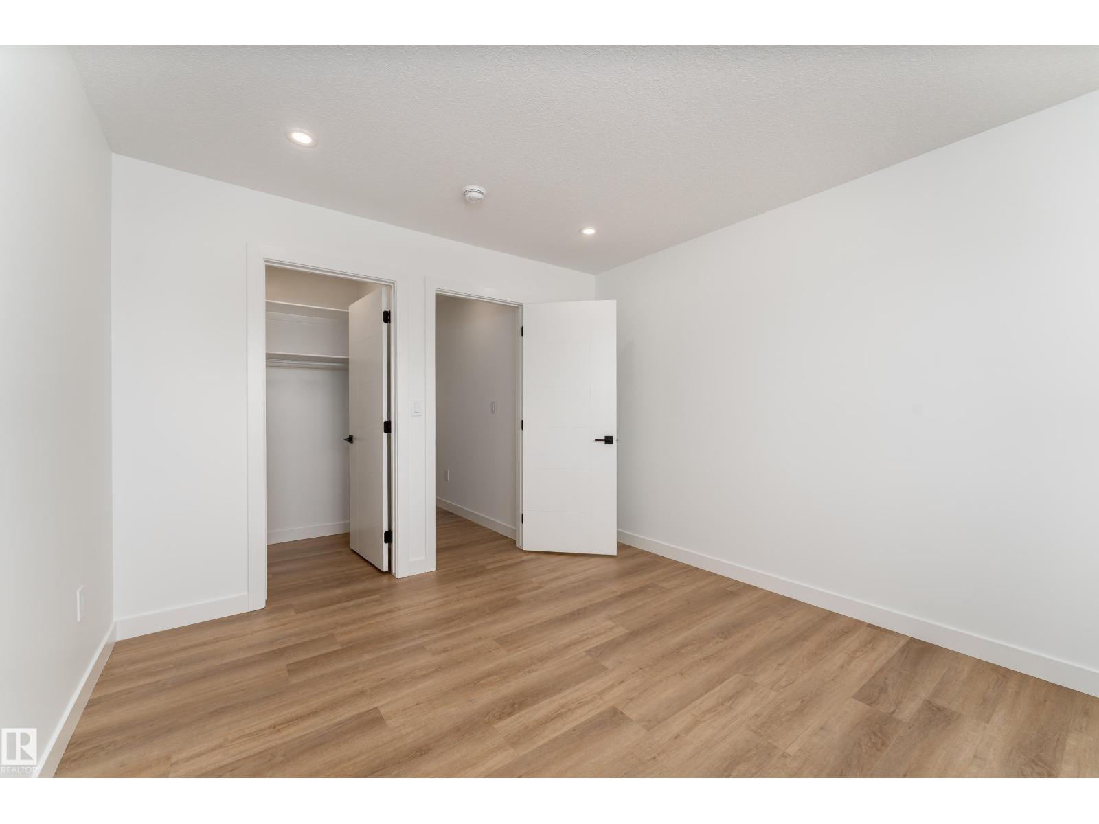 3833 52 ST - 37