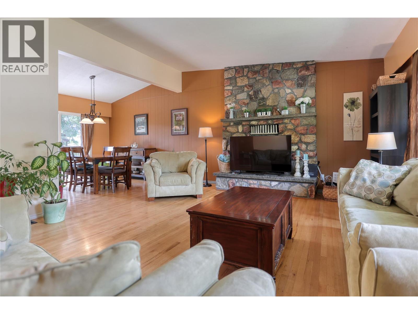 729 Lynnwood Crescent - 1