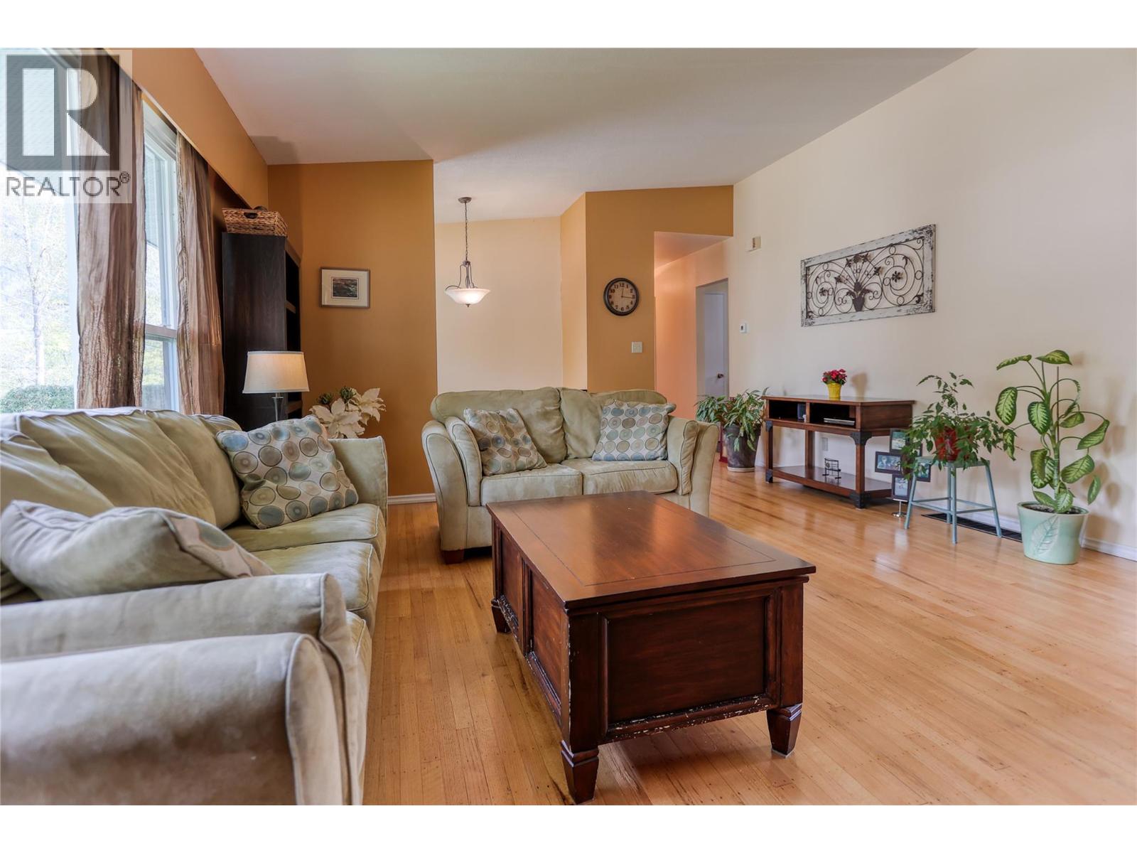 729 Lynnwood Crescent - 2