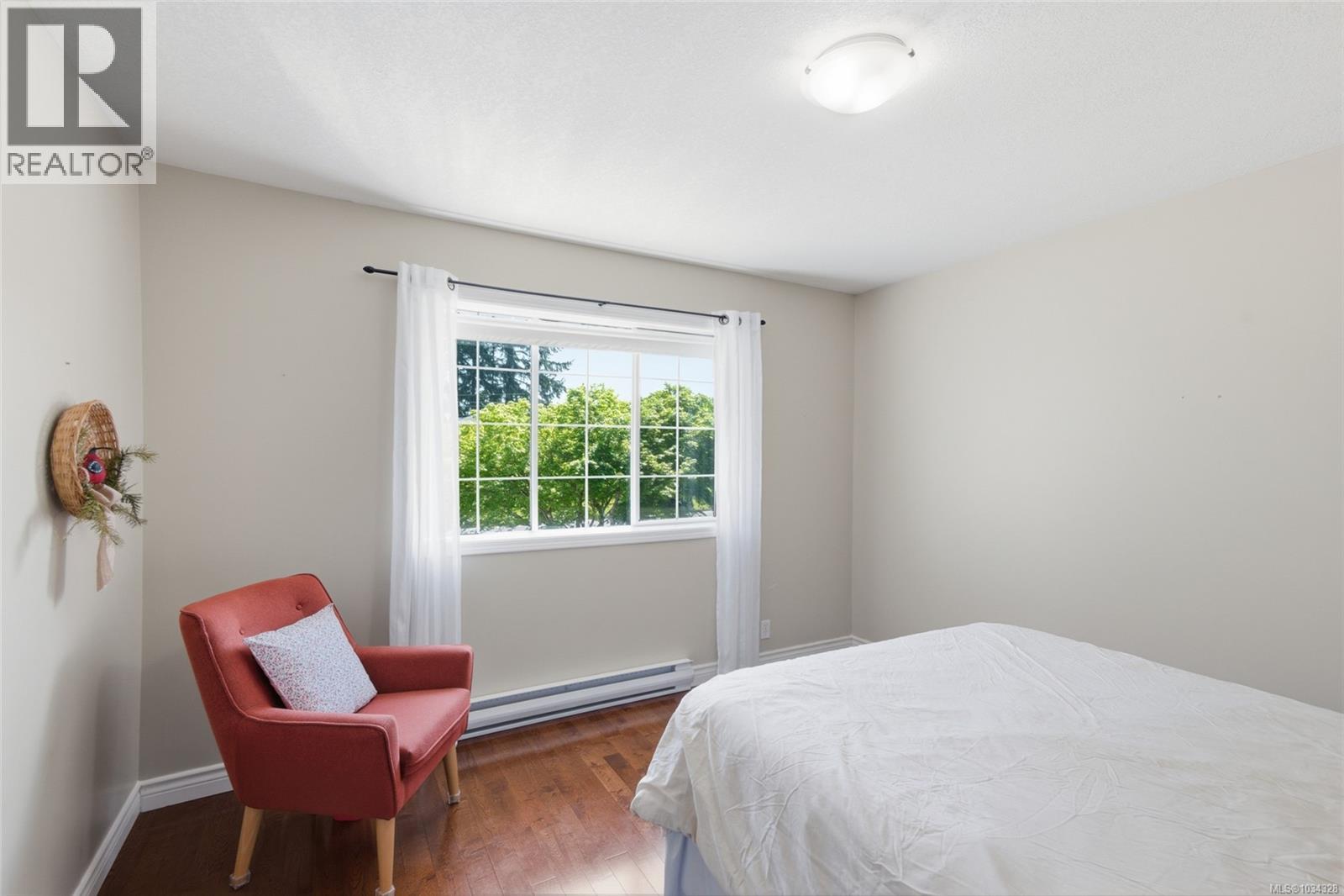3961 Dunsmuir St - 22