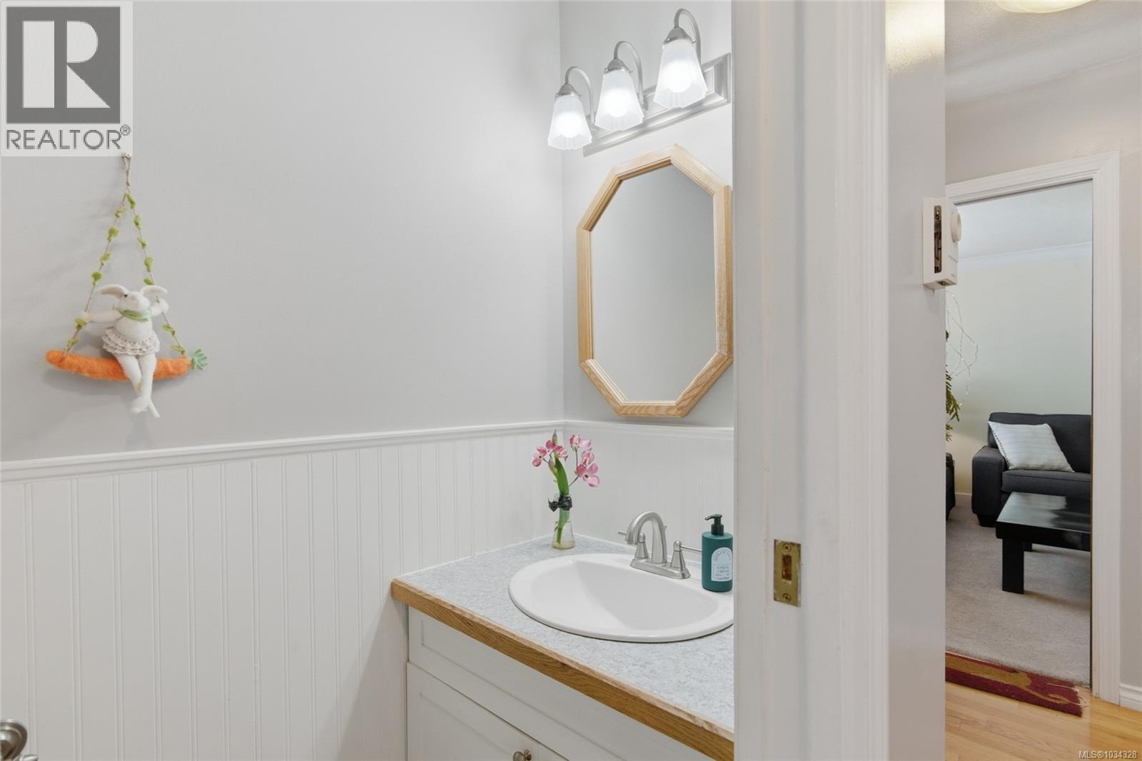 3961 Dunsmuir St - 24