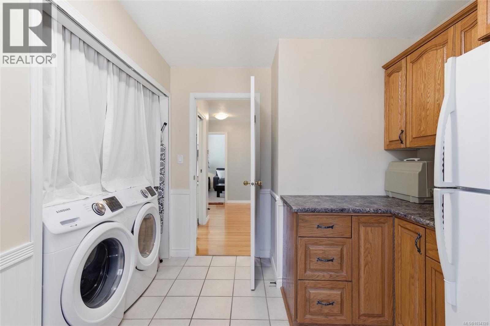 3961 Dunsmuir St - 25