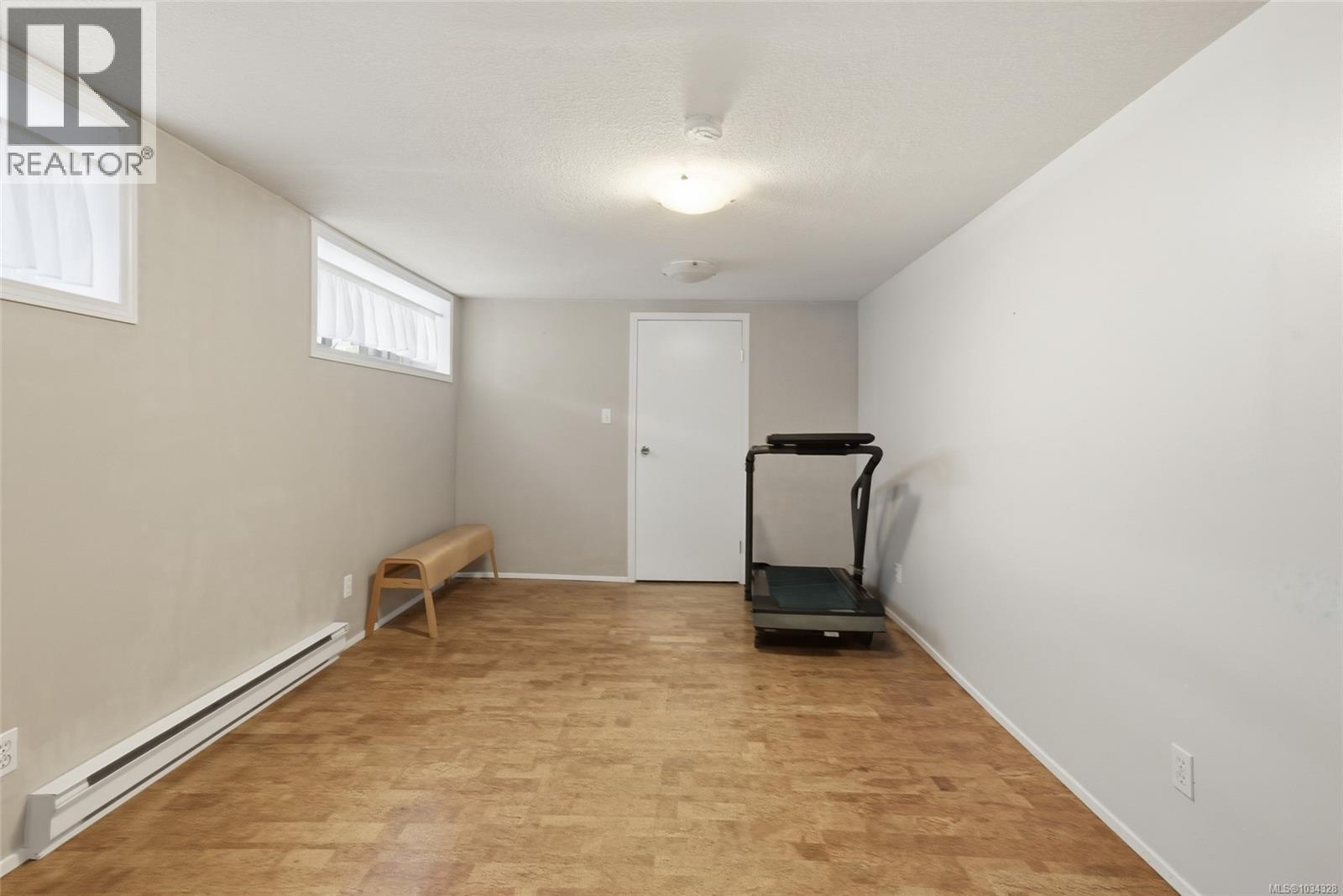 3961 Dunsmuir St - 32