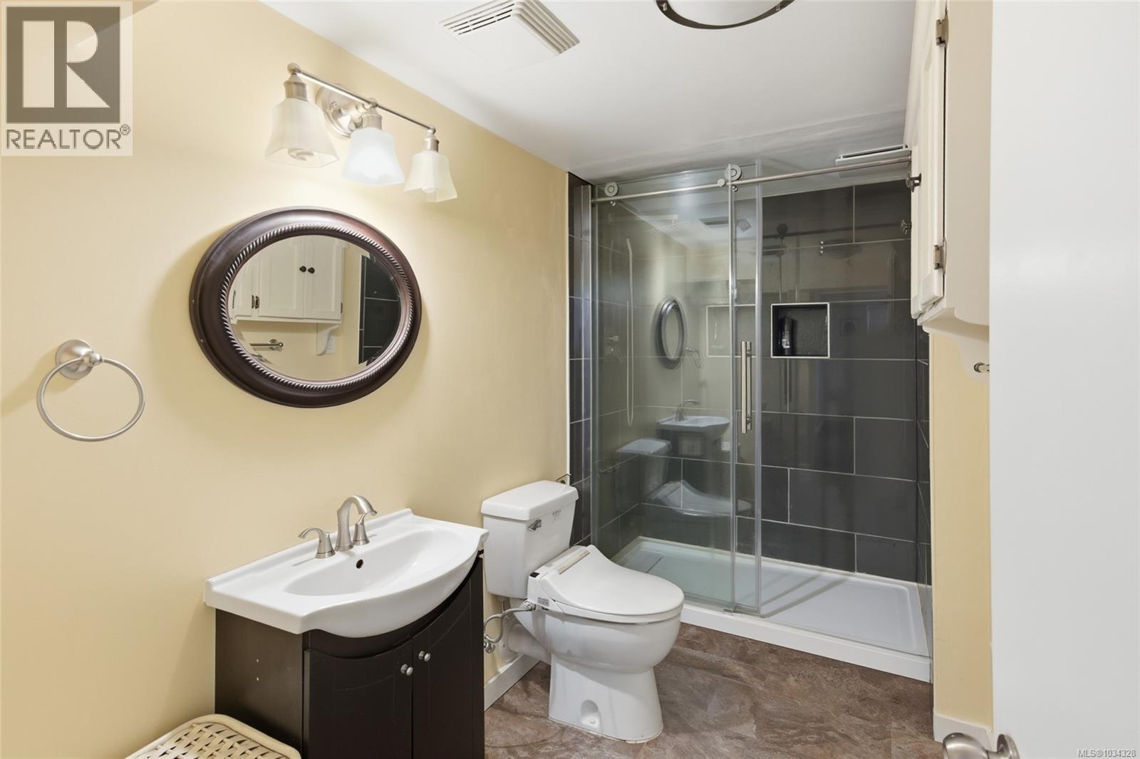 3961 Dunsmuir St - 33