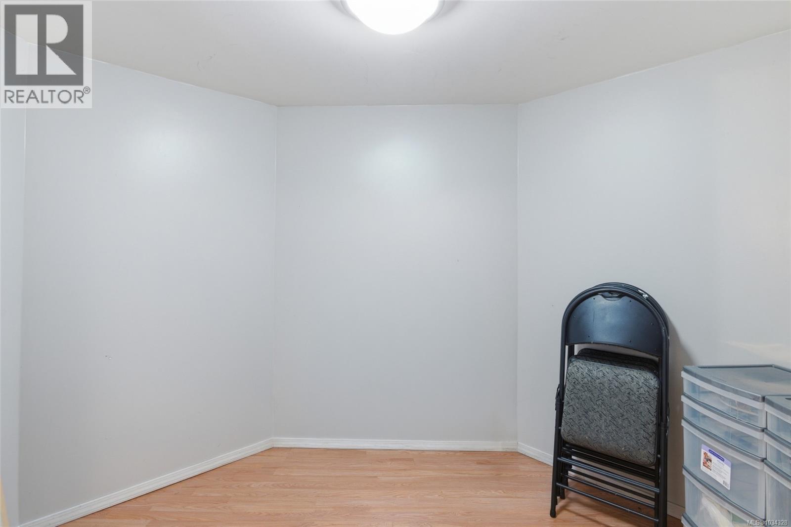 3961 Dunsmuir St - 34