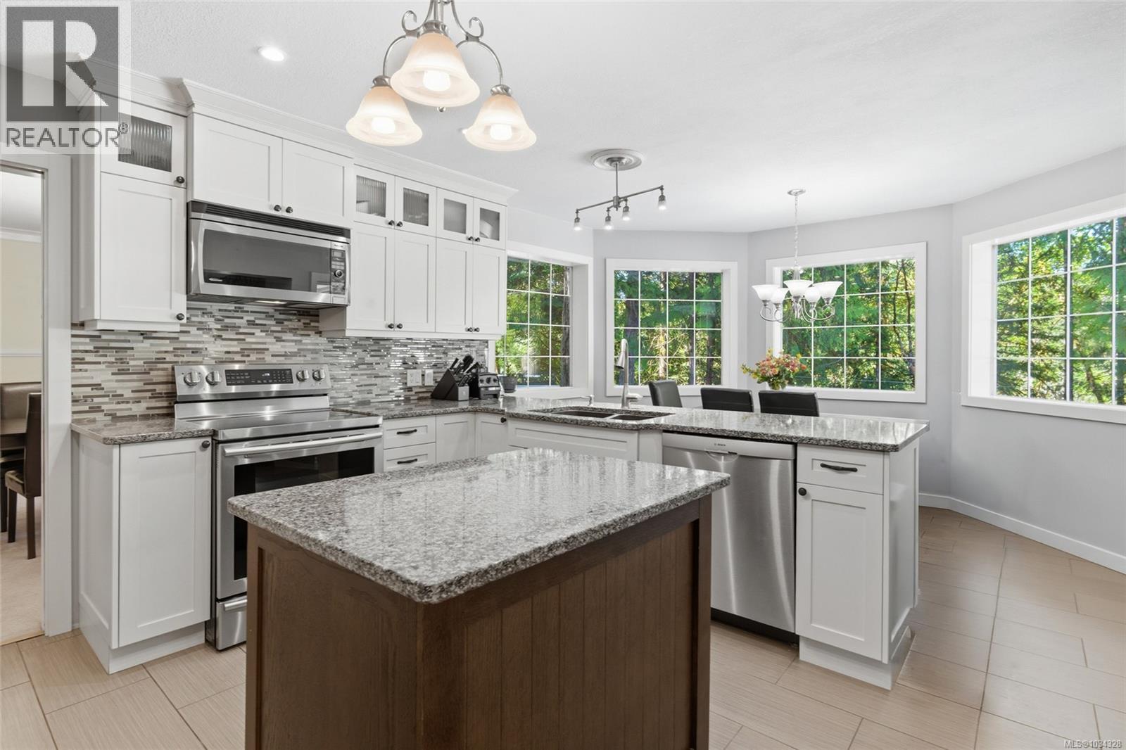 3961 Dunsmuir St - 6
