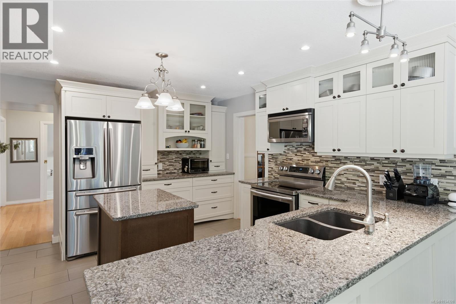 3961 Dunsmuir St - 8